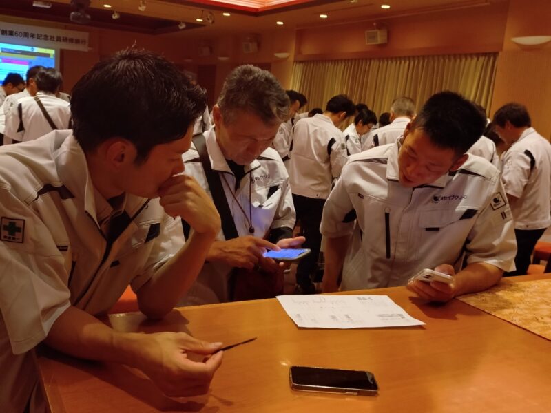 60周年記念の社員旅行を盛り上げた全員協力型謎解き「謎パ」開催レポート