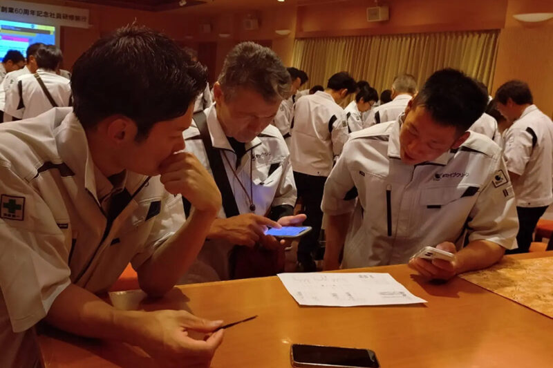 60周年記念の社員旅行を盛り上げた全員協力型謎解き「謎パ」開催レポート