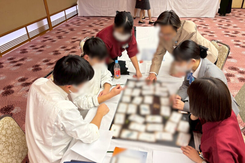 体験型ワークを通じて若手社員の「主体性」を喚起。部署を越えた連携と、自ら働きかけるコミュニケーションの重要性を体感