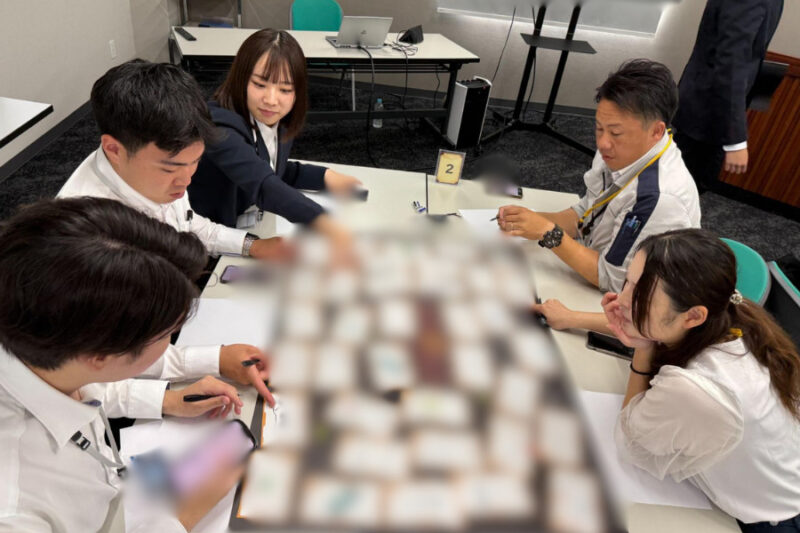 新入社員と教育担当者が垣根を越えてつながる。謎解きアクティビティと講義を掛け合わせたコミュニケーション研修